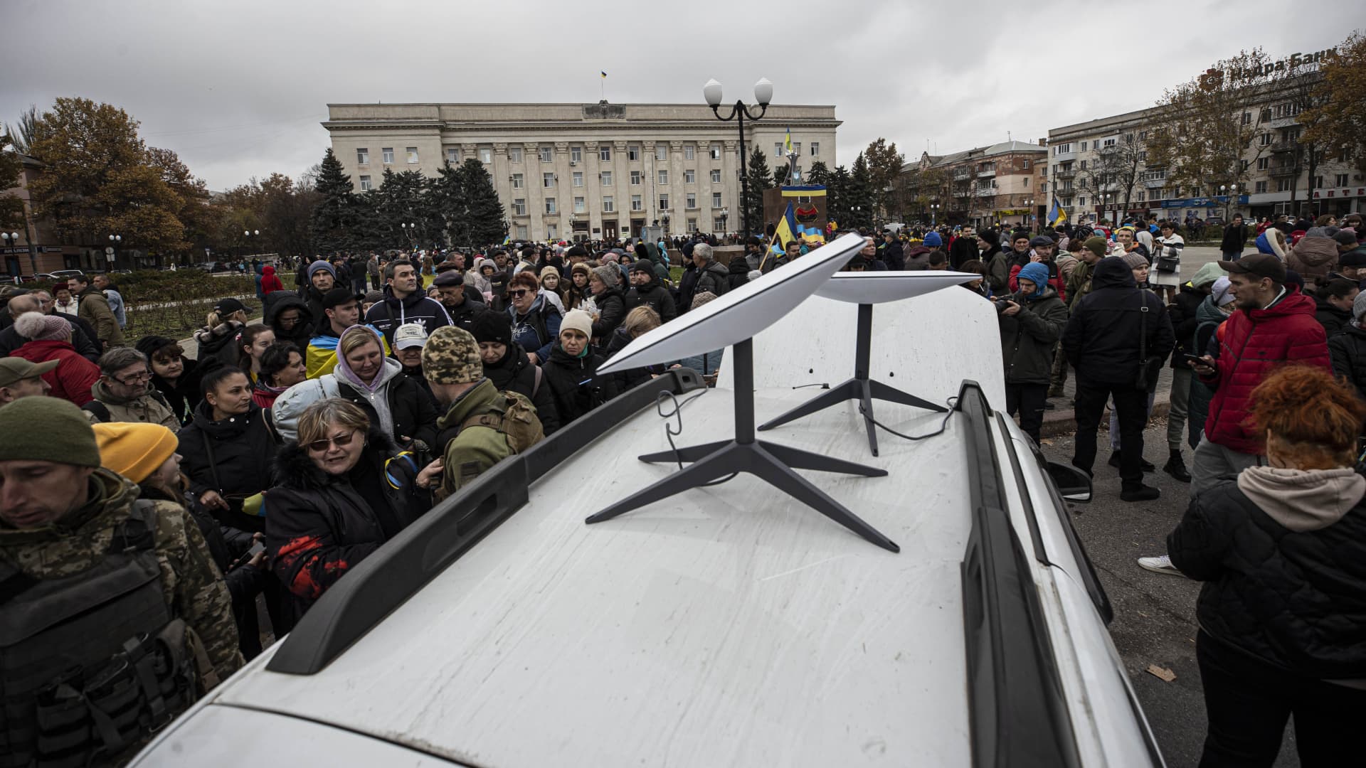 Pentagon awards SpaceX with Ukraine contract for Starlink satellite ...